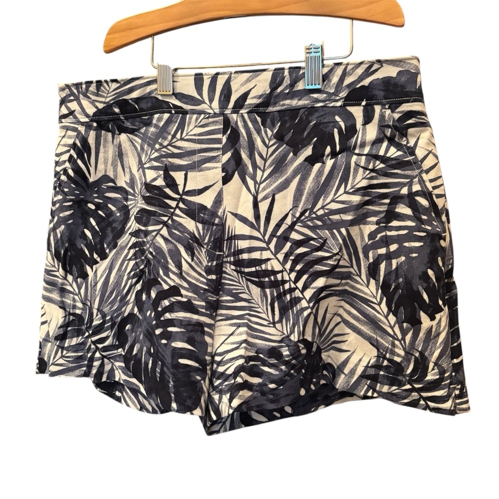 Spanx women’s medium floral blue & white pull on shorts